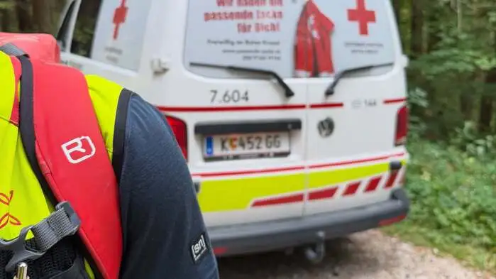 Ein Bergrettungsmann ist vor einem Rettungswagen zu sehen