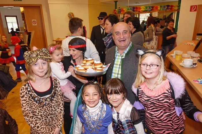Zur Krapfenjause lud Bürgermeister Franz Kreimer. Werfen Sie einen Blick auf die entzückenden Kinder in ihren Masken!