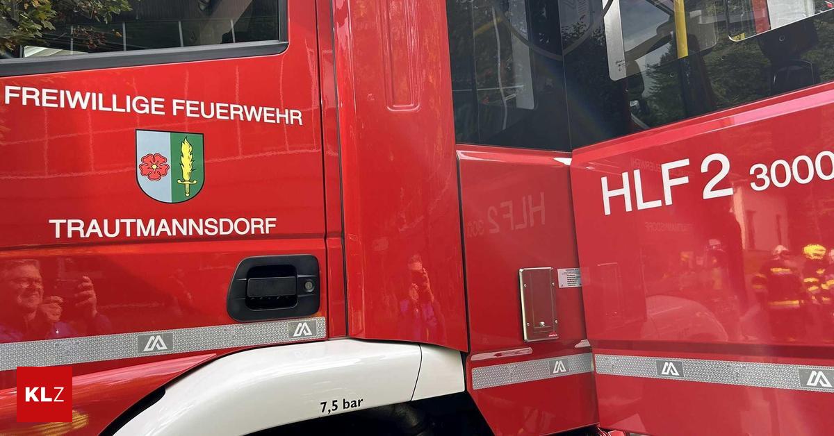 Auto-erfasst-Pferd-in-Bad-Gleichenberg-Feuerwehr-kommt-von-Feier