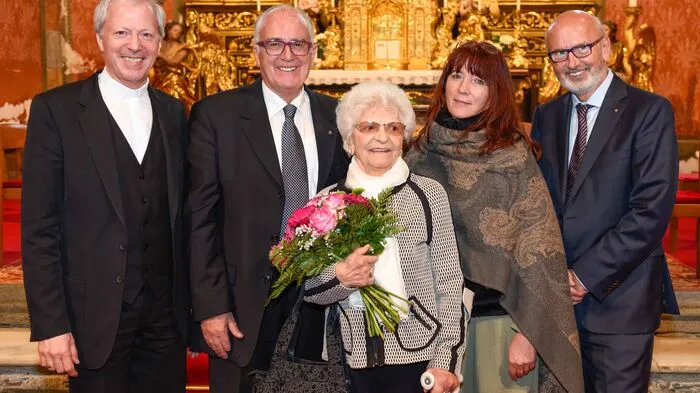 Gert Thalhammer, Präsident der Società Dante Alighieri Spittal-Millstätter See, lud zum Festakt in die Stiftskirche und in das Stift Millstatt. Für das Konzert der "Solisti Veneti" gab es begeisterten Applaus. Im Bild: Generalvikar Engelbert Guggenberger, Gert Thalhammer, Gründungsmitglied Anna Sladek, Sekretärin Elisabeth Faller und Vizepräsident Gottfried Kindler.