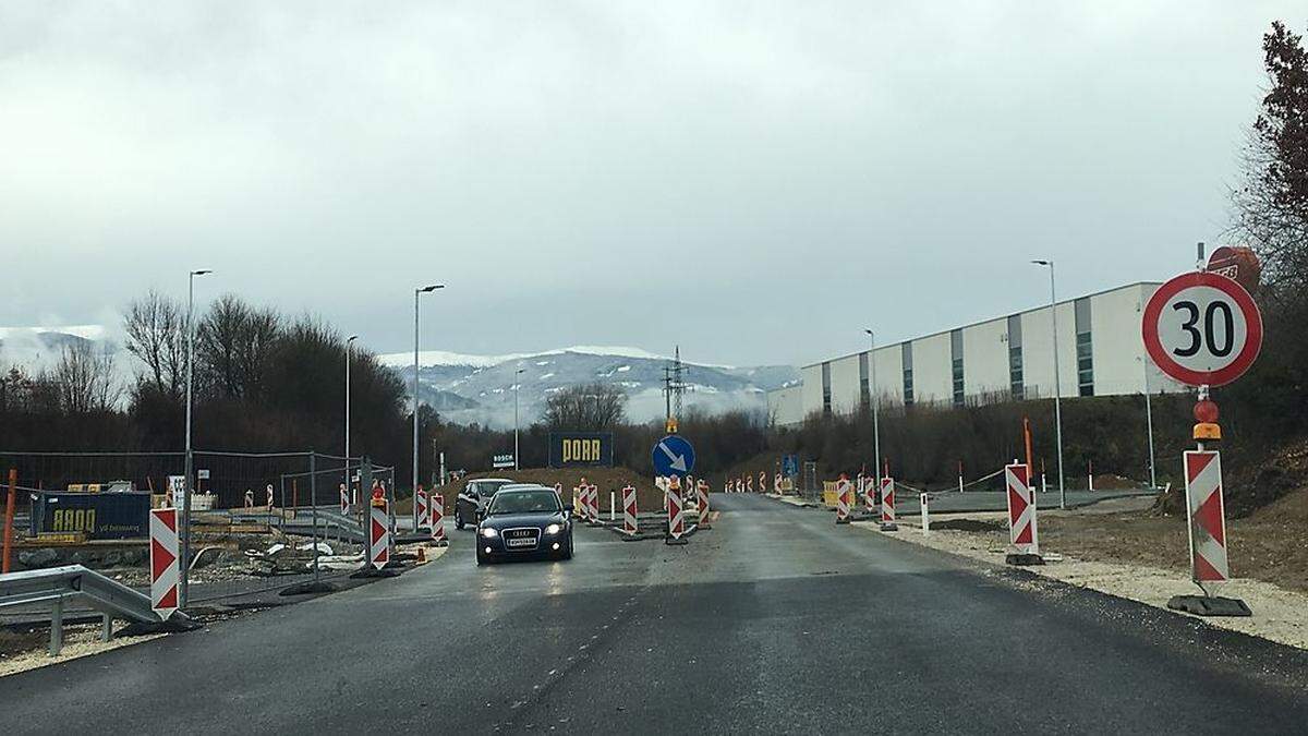 Auf Hochdruck wird am Kreisverkehr bei der Abfahrt Wolfsberg-Süd gearbeitet