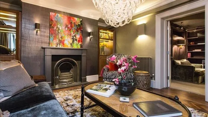London. Extravagante Muster treffen auf schlichte Eleganz. Das luxuriöse Appartement vereint zwei sehr gegensätzliche, für London typische Stile: Klassische, schlichte Eleganz à la Burberry meets bunt, innovativ und mustermutig – Vivienne Westwood lässt grüßen. Für Leonie von Ohhcouture.com wäre dieses Appartement noch aus einem anderen Grund genau das Richtige für einen London-Trip: „Es ist groß genug, damit ich mich ausbreiten kann und die drei bis vier Koffer ;) Platz finden. Und ein großes weiches Bett gibt es hier ebenso. Toll.“ Eine Woche im Brit-Stil für bis zu vier Personen sind ab 4.120 Euro buchbar: www.fewo-direkt.de/6552984