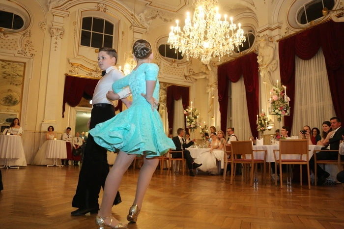 Die achtjährige Anna Vjato und ihr zehnjähriger Bruder Johann aus der Ukraine begeisterten mit einer Tanzeinlage.