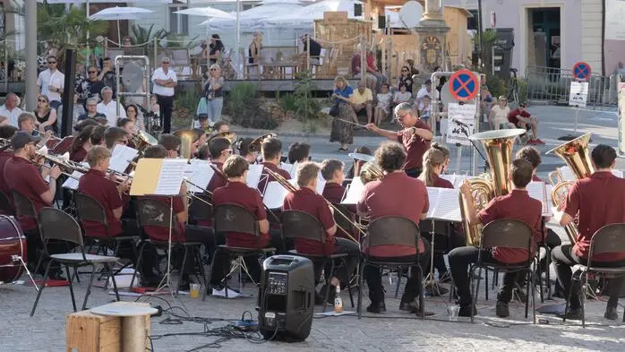 Am Sonntag fand am Hartberger Hauptplatz ein stimmungsvolles Open-Air-Konzert der Jugendkapelle Hartberg statt