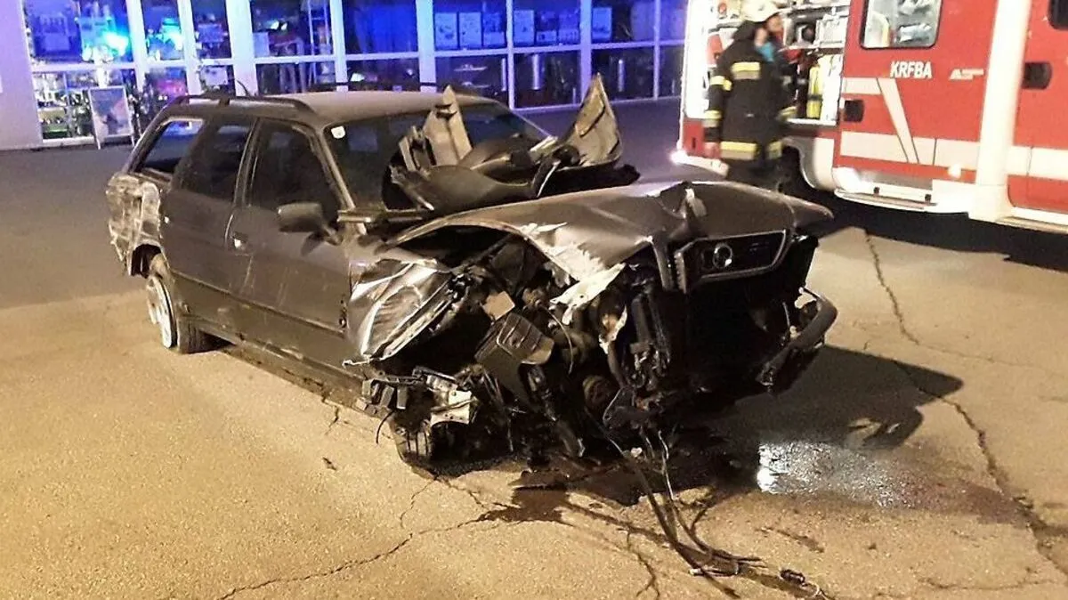 Das Fahrzeug wurde beim Aufprall mit dem Zaun schwer beschädigt