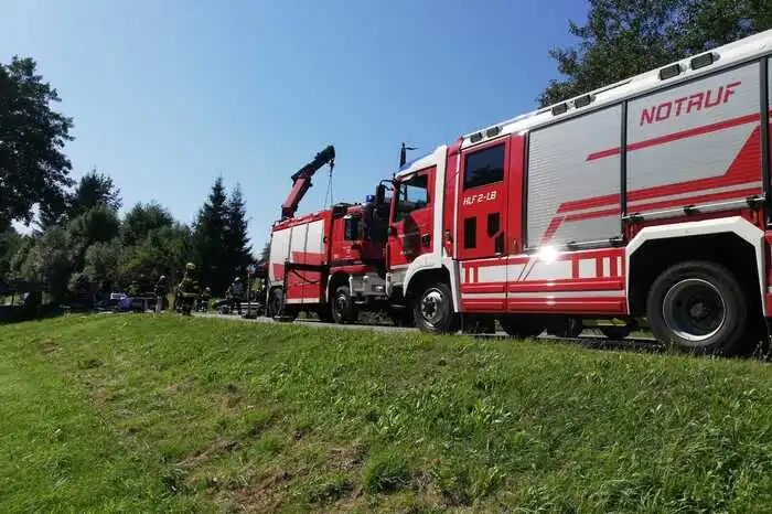 Dort kam der Pkw am Dach zu liegen, wobei die 73-Jährige und ihre Beifahrerin (52) im Fahrzeug eingeklemmt wurden.