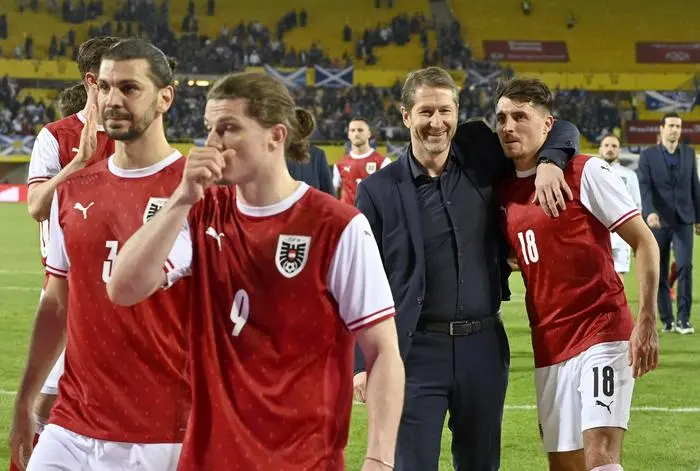 ABD0153_20220329 - WIEN - ÖSTERREICH: (v.l.), Aleksandar Dragovic (AUT), Marcel Sabitzer (AUT), head coach Franco Foda (AUT), Alessandro Schoepf (AUT) im Fußball-Länderspiel Österreich gegen Schottland am Dienstag, 29. März 2022, in Wien. - FOTO: APA/HANS PUNZ