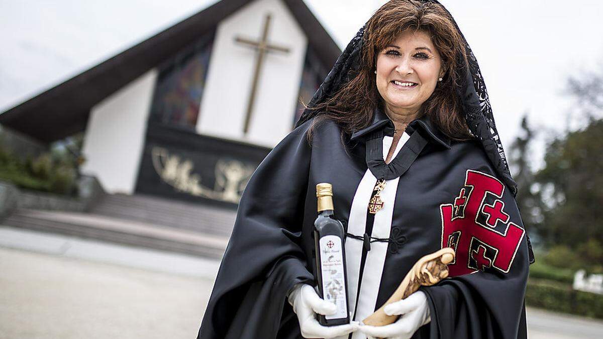 Hemma Lettner mit schwarzem Schleier und Mantel mit dem fünffachen Jerusalemkreuz, Zeichen für die Wundmale Christi. Durch den Verkauf von Öl aus Palästina werden die dortigen Christen unterstützt