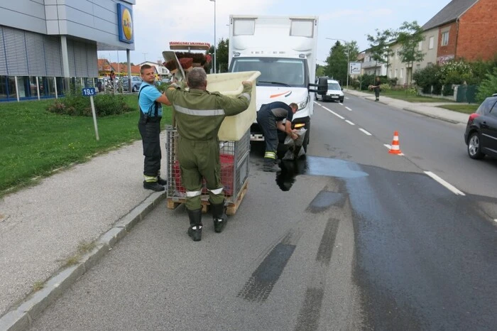 Ein Kleinlaster hatte einen technischen Defekt, dabei traten mehrere Liter Diesel aus.