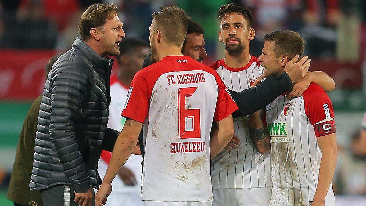 Leipzig-Trainer Ralph Hasenhüttl (links) war nach der Aktion von Augsburgs Daniel Baier (rechts) aufgebracht