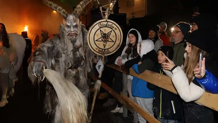 Zahlreiche Besucher ließen sich den Perchtenlauf in Riegersburg nicht entgehen
