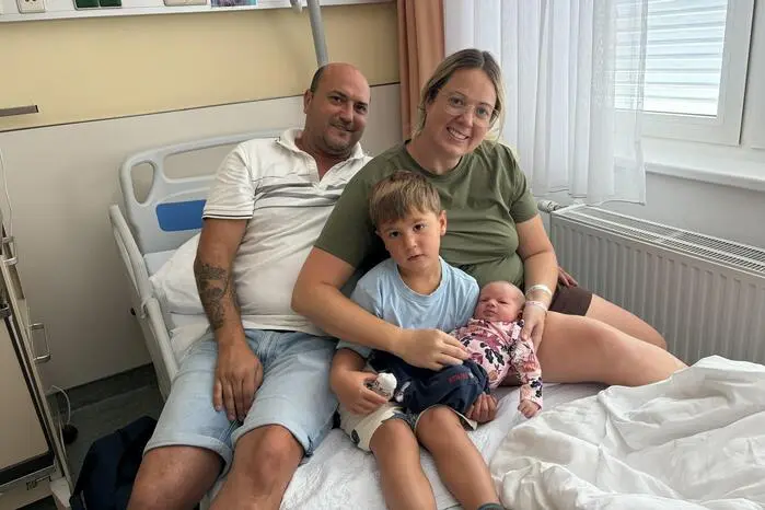 Chefinspektor Jonas (4) prüft die neue Komplizin noch mit hochgezogener Augenbraue: Kann die kleine Elena Franziska schon mit Bausteinen werfen oder schläft die nur? Seit dem 2. August mischt das 3450 Gramm leichte und 51,5 Zentimeter große Energiebündel das Revier auf. Während der große Bruder noch das Kleingedruckte im Geschwister-Vertrag verhandelt, wissen Tamara Winter und Stojan Ilchev aus Landl bereits jetzt: Das wird ein absolutes Dreamteam