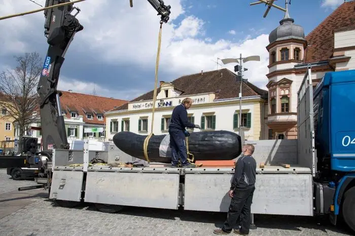 Gleichzeitig findet vom 24. April bis 13. Juni 2021 im Museum Hartberg eine Ausstellung mit Werken von Erwin Wurm statt