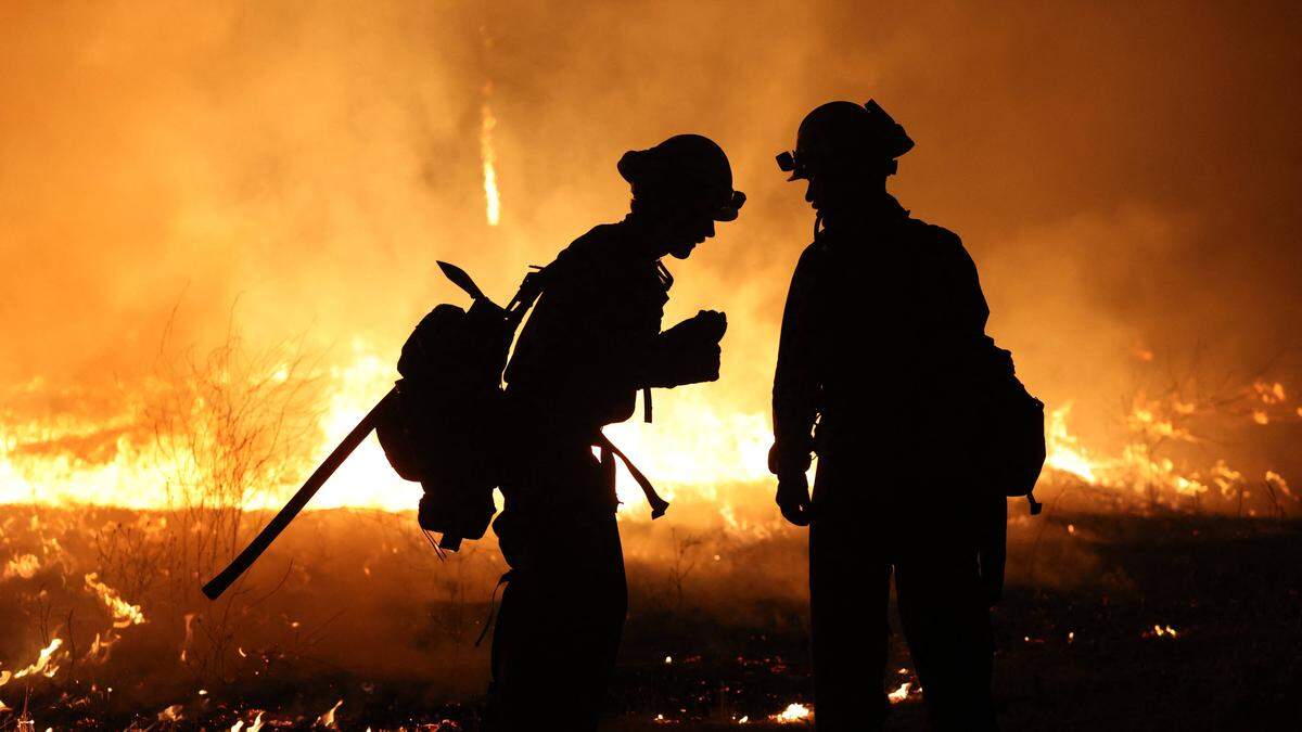 Die Feuerwehrleute sind im Dauereinsatz