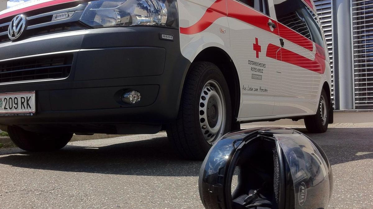 Es kam zu einer seitlichen Kollision, der Lenker stürzte zu Boden, das Motorrad wurde auf einen unterhalb der Fahrbahn befindlichen Parkplatz geschleudert