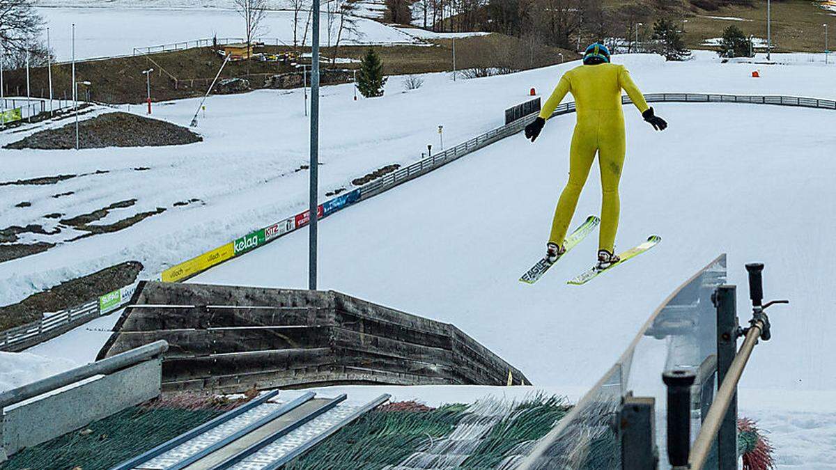 Kleine Zeitung  Redakteur Andreas Jandl beim Sprung über die 30-Meter Schanze in der Villacher Alpenarena