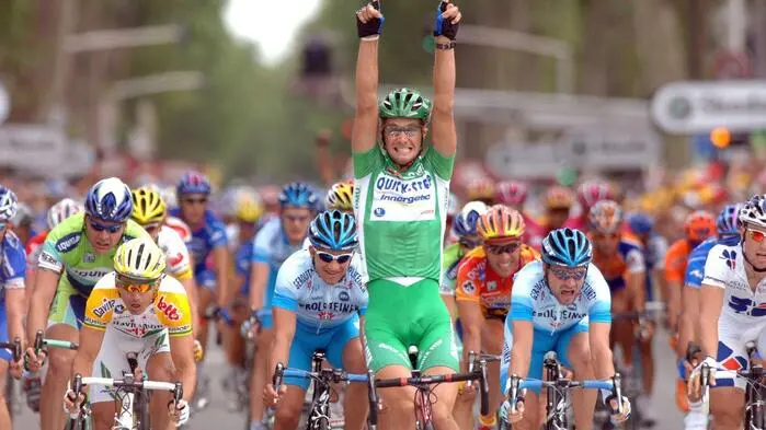 Der Zieleinlauf auf der dritten Etappe der Tour de France 2005, Sieger Tom Boonen, rechts der zweitplatzierte Peter „Paco“ Wrolich
