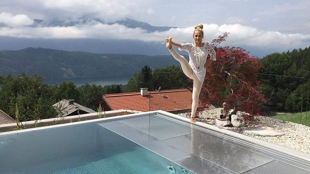 Pool mit Aussicht auf Erfolg: Unternehmerin Hildegard Biller führt mit Ehemann Werner das Soami Yoga Zentrum in Obermillstatt bei Millstatt