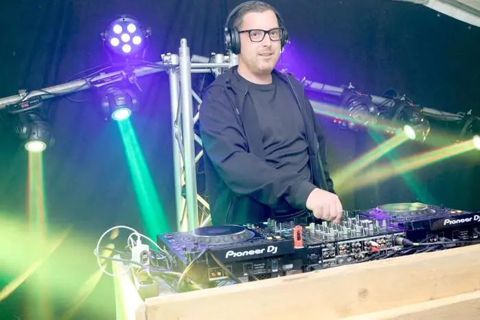 Für den optimalen Sound sorgten „Die Himmelberger“. Und heiße Scheiben legte DJ „Ette“ (Foto) auf. Übrigens: Ein Video vom rauschenden Fest gibt es auf Facebook Kleine Zeitung St. Veit/Feldkirchen zu sehen! Klicken Sie sich durch die Fotogalerie! 