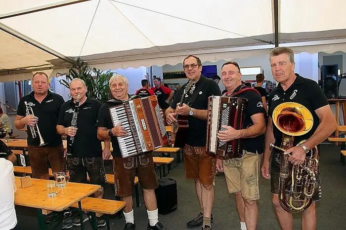 Für schmissige Musik und Stimmung sorgte die Volksmusikgruppe „5e Samma“, die diesmal aus sechs Musikern bestand, für kulinarische Köstlichkeiten wie Spanferkel die Stallhofener Floriani.