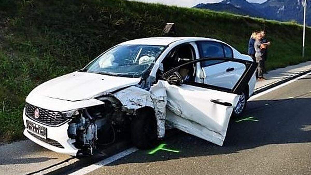 Die Fahrzeuge wurden bei dem Unfall schwer beschädigt