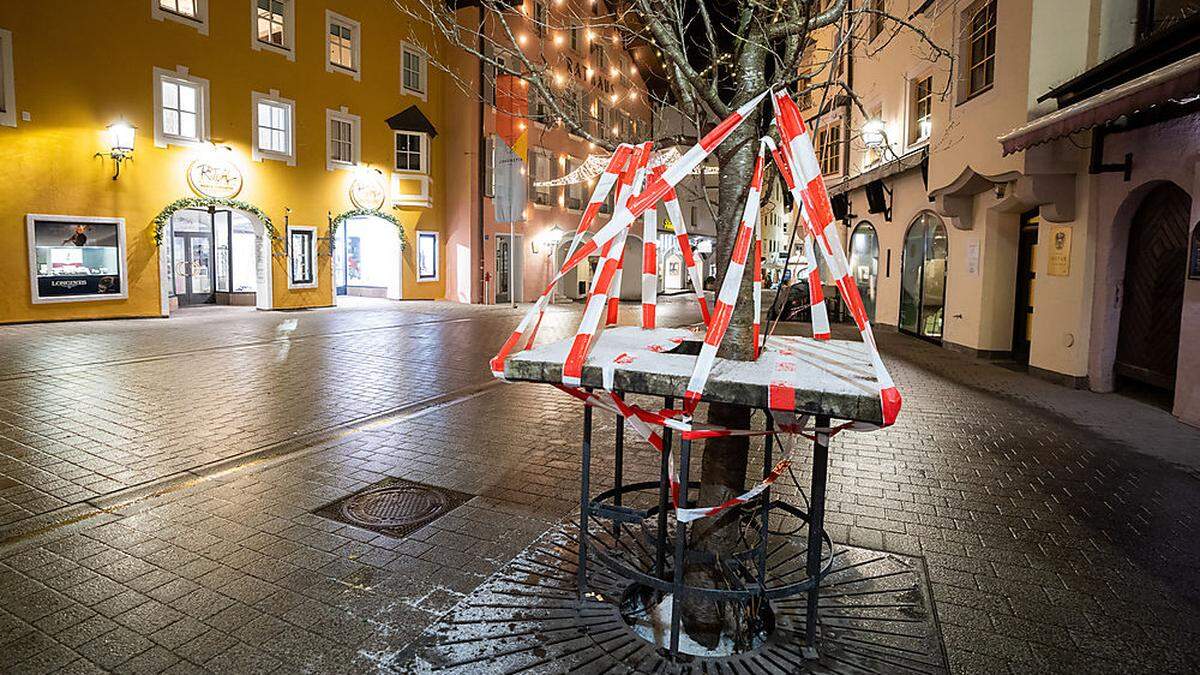 Symbolisch: Der Stehtisch in Kitzbühel ist gesperrt 