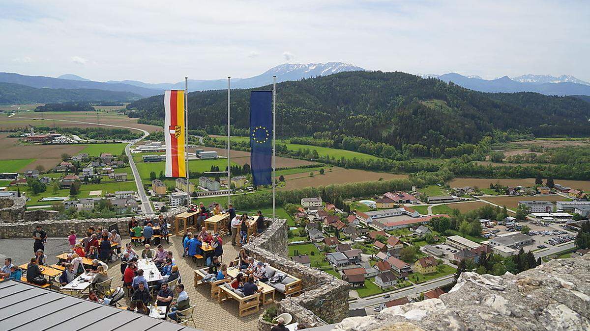 Von der Schlossberg-Schänke aus hat man eine atemberaubende Aussicht auf Südkärnten