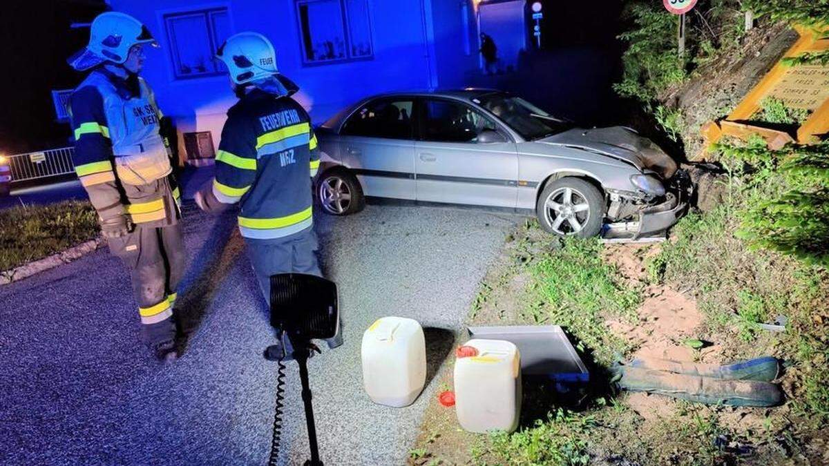 Der Pkw-Lenker touchierte mit seinem Wagen ein Verkehrsschild und blieb im Straßengraben hängen