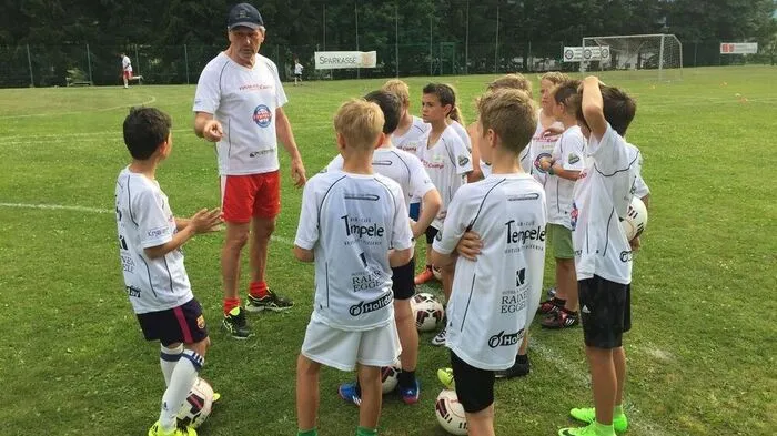 Trainer und Ex-Profi Manfred Kaltz trainiert in den drei Wochen rund 100 Kinder