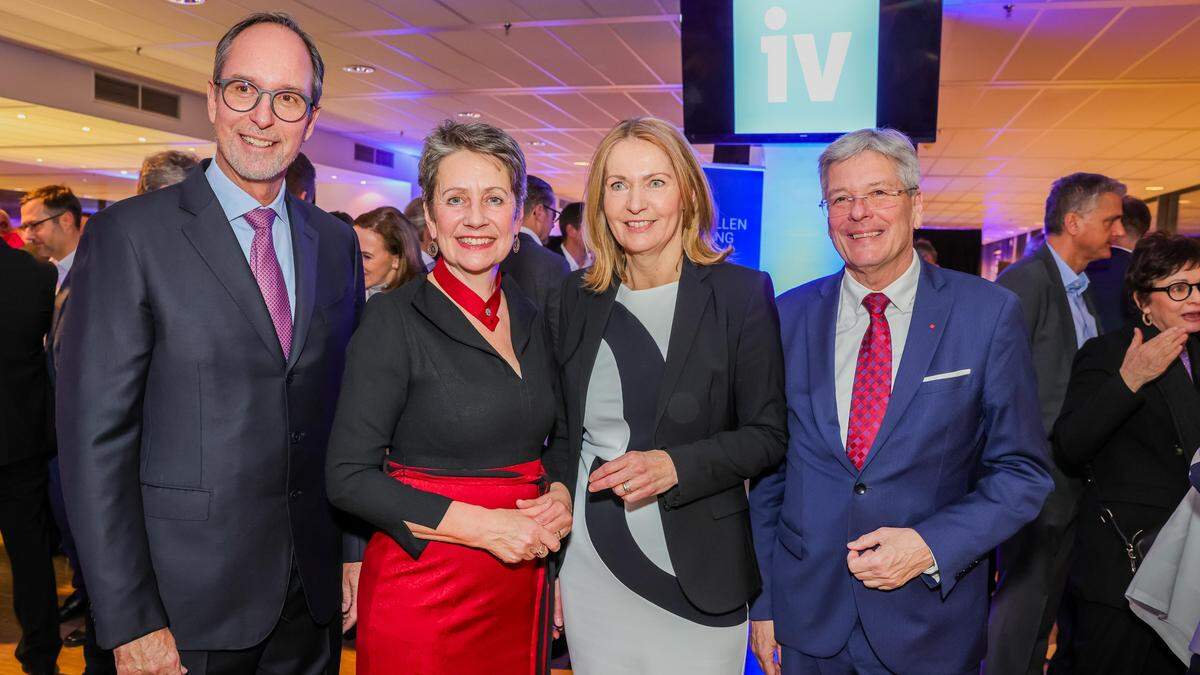 IV-Kärnten-Präsident Timo Springer, IV-Vizepräsidentin Sabine Herlitschka, IV-Kärnten-Geschäftsführerin Claudia Mischensky und Landeshauptmann Peter Kaiser 