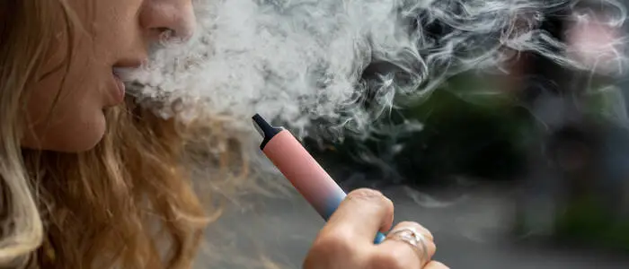 Junge Menschen rauchen besonders gerne Vapes, da diese mit Geschmacksaromen versetzt sind