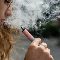 Junge Menschen rauchen besonders gerne Vapes, da diese mit Geschmacksaromen versetzt sind