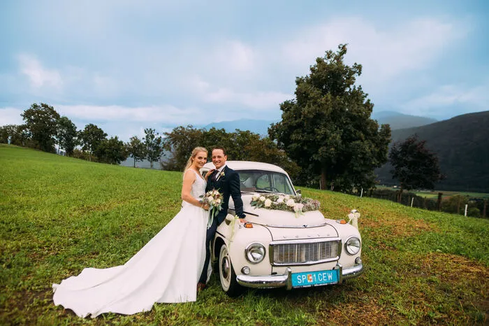Bei der Hochzeit von Lisa-Marie Hänsler und Martin Stratznig stand die Feuerwehr Spalier. Kennengelernt haben sich die beiden Lurnfelder durch die gemeinsamen Hobbys: sie spielen bei der Trachtenkapelle Hasslacher und engagieren sich bei der Feuerwehr Göriach, unter anderem in der Wettkampfgruppe