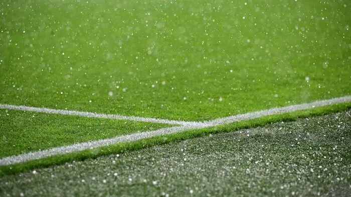 Hagelkörner auf dem Dortmunder Spielfeld
