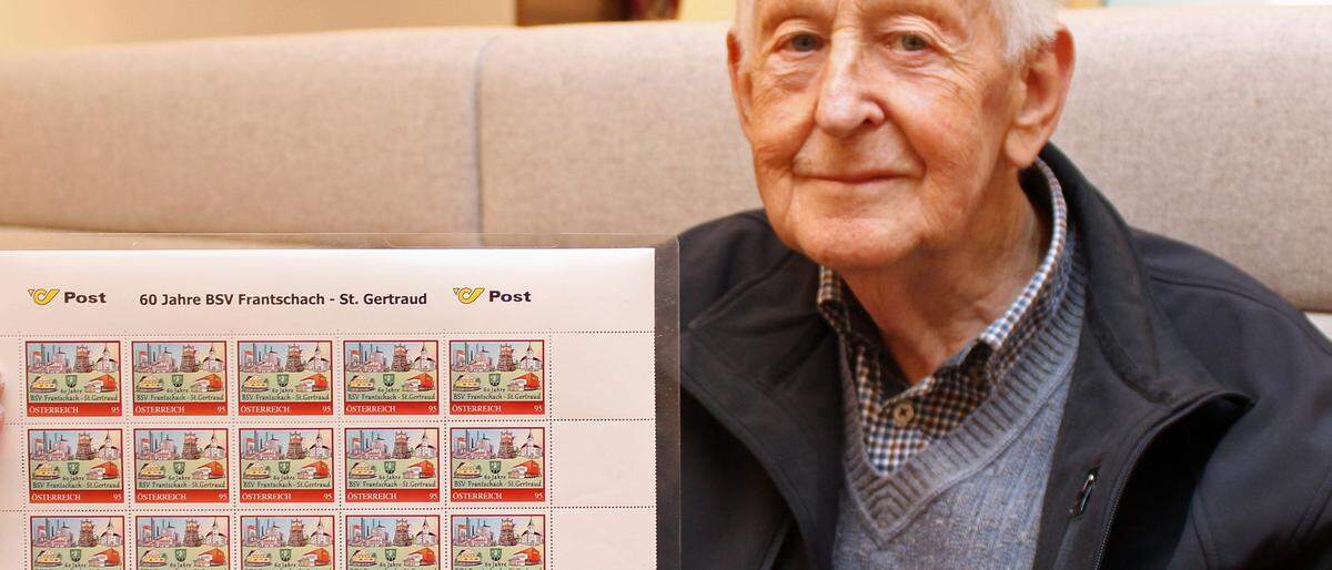 Otto Poms mit ein paar Briefmarken
