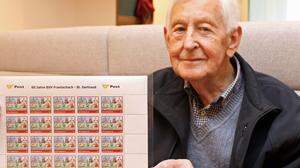 Otto Poms mit ein paar Briefmarken