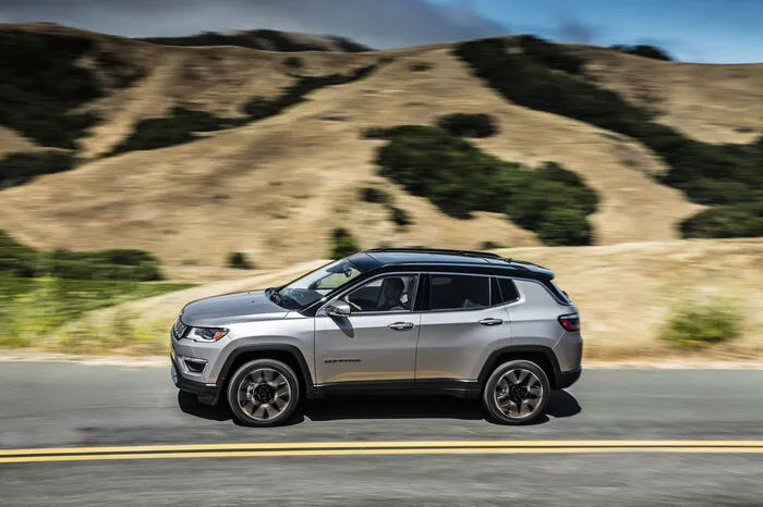 Beide Systeme können 100 Prozent des verfügbaren Drehmoments wenn nötig an ein einziges Rad leiten. Sowohl Jeep Active Drive als auch Active Drive Low haben das Jeep Selec-Terrain System mit bis zu fünf Modi (Auto, Snow, Sand und Mud, plus Rock beim Modell Trailhawk) an Bord. Wird das Plus an Traktion aber nicht benötigt, etwa auf asphaltierten Wegen, kann die Hinterachse vom Kraftfluss einfach getrennt werden.