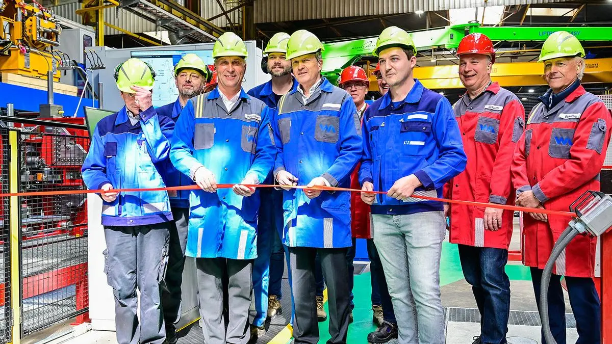 Wuppermann-Vorstandssprecher Johannes Nonn eröffnet gemeinsam mit WA-Geschäftsführer Hubert Pletz die neue Profilieranlage