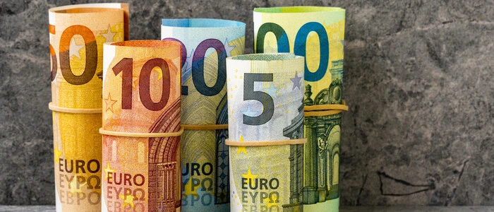 Im Auto fanden die Polizisten mehrere tausend Euro unter dem Stoffbezug der Kofferraumabdeckung (Symbolfoto)