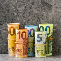 Im Auto fanden die Polizisten mehrere tausend Euro unter dem Stoffbezug der Kofferraumabdeckung (Symbolfoto)