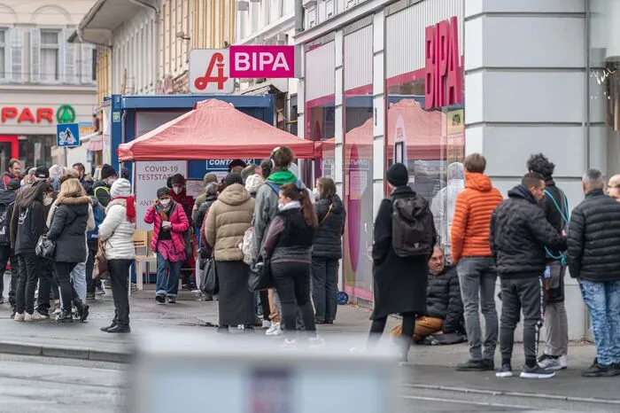 Auch vor vielen Apotheken (hier jene am Jakominiplatz) staute es sich