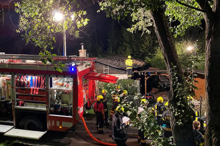Eine Brandwache blieb bis am Vormittag vor Ort.  