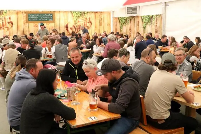 Am Sonntag gesichtet wurden unter anderem der ehemalige WAC-Profi-Kicker Michael Novak, Sport Frankl-Radexperte Heiko Steinkellner, Wimitz-Geschäftsführer Josef Habich, „The Roletts“-Drummer Bernhard Zitter sowie Trafikant Karl Besold. 