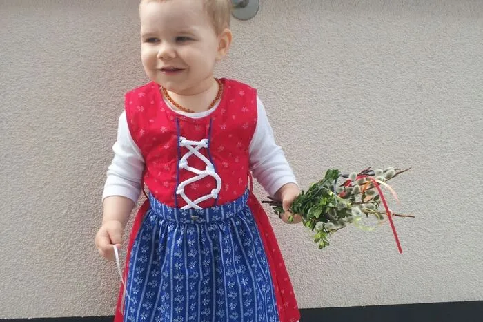 Auch Valerie versuchte mit ihren 12 Monaten das Palmbüschlein zu tragen.