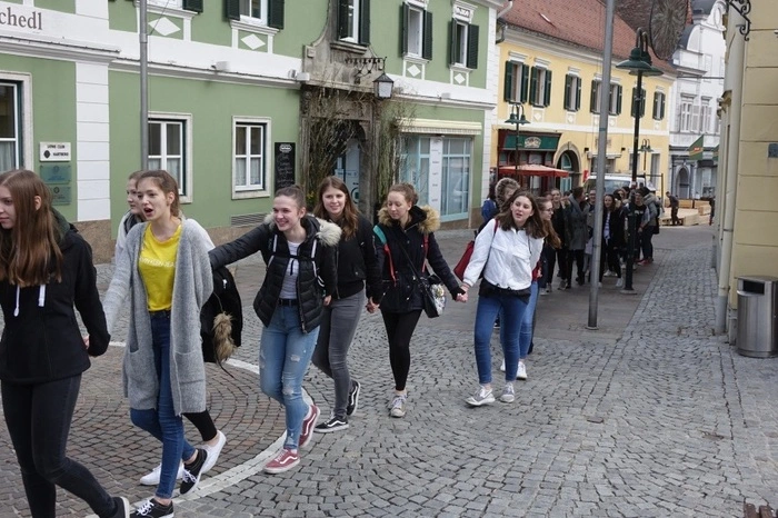 Der Demonstrationszug setzte sich vor dem Bundesschulzentrum in Bewegung und zog durch die Fußgängerzone zum Hauptplatz.