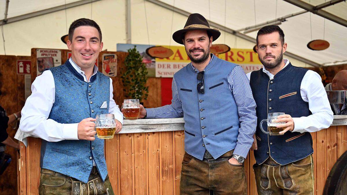 Prost und Mahlzeit! Auf der Wiesn wird Tracht getragen, das sind sich Sandro Schager, Michael Zemasch und Matthias Dorfer einig