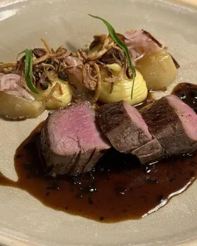 Filet vom Gailtaler Bio-Almochsen mit Kohlrabi, Schalotten, Kapern und Estragon