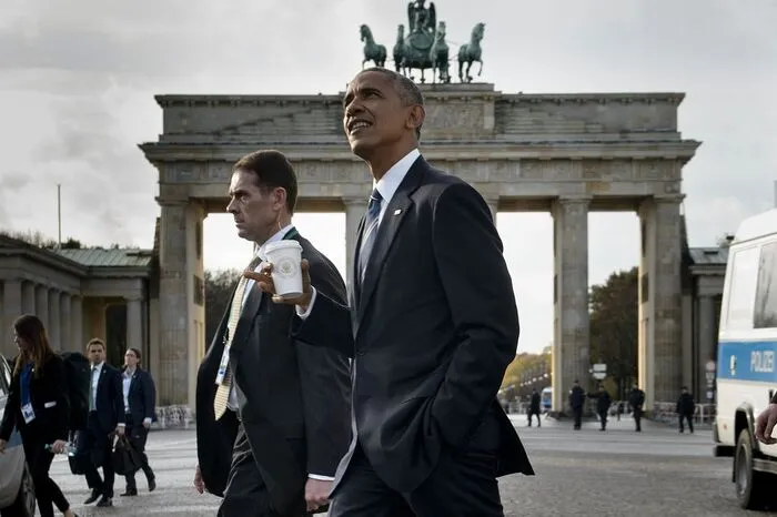 Zuvor stattete der US-Präsident dem Brandenburger Tor einen Besuch ab.