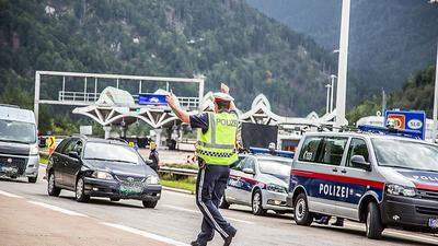 Mit intensiven Kontrollen bei der Einreise von Slowenien nach Österreich sagt die Polizei dem Schlepperunwesen den Kampf an. Die Reisenden nehmen es großteils gelassen hin