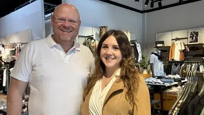 Günter Silberschneider mit Tochter Alina im Modegeschäft in Deutschlandsberg. Gemeinsam richten sie den Familienbetrieb neu aus
